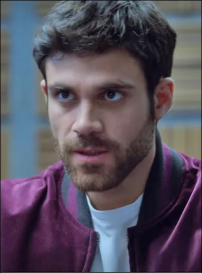 De quoi est suspecté le personnage de Deniz Arora ?