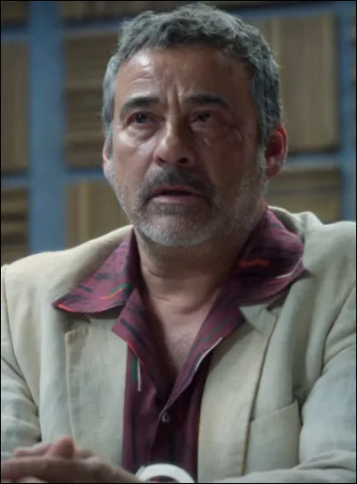 De quoi est suspecté le personnage de Eduard Fernández ?