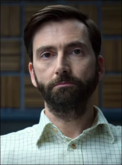 De quoi est suspecté le personnage de David Tennant ?