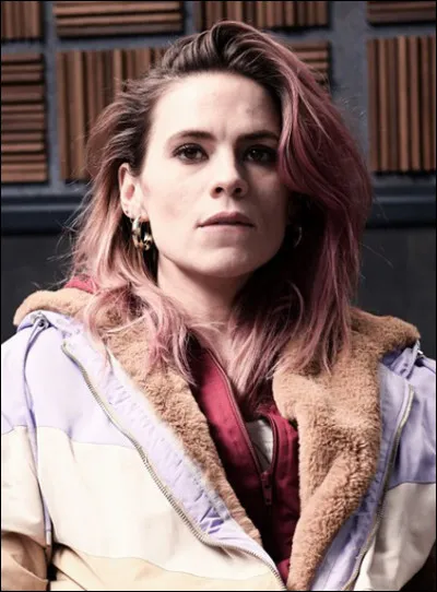 De quoi est suspecté le personnage de Hayley Atwell ?