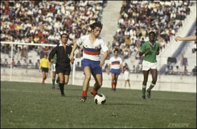 Ce sont deux joueurs de l'Olympique lyonnais qui ont joué le plus de derbys : Serge Chiesa et Yves Chauveau.