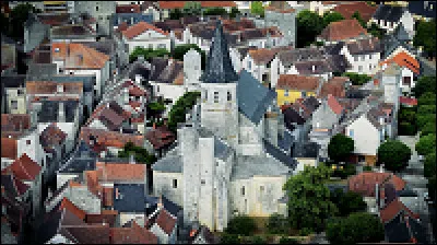 De quel grand édifice religieux le plan de l'église à Villeneuve-d'Aveyron s'inspire-t-il ?