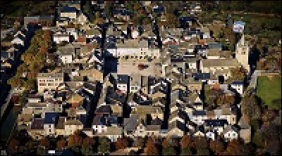 À quoi était dédiée la place construite au centre de la bastide ?