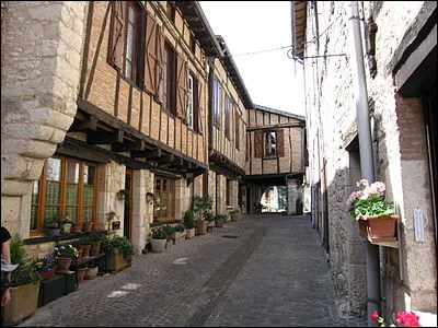 À quelles rues oppose-t-on les rues charretières ?