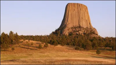 Dans quel État des États-Unis, le moins peuplé de tous, situez-vous ce monolithe appelé "Devil's Tower" ou, "Tour du Diable" en français ?
