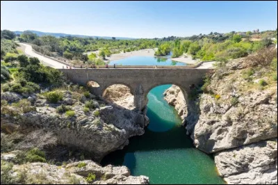 Il existe plus d'une centaine de ponts du Diable en France. Dans quel département verrez-vous celui représenté en photo, près du village médiéval de Saint-Guilhem-le-Désert, classé parmi les plus beau villages de France ?