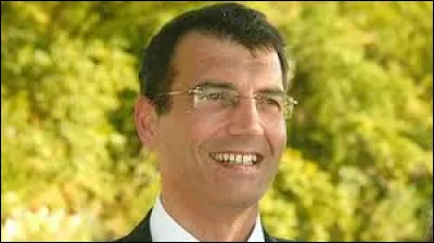 Vous connaissez sûrement Xavier Dupont de Ligonnès !
Il est le suspect principal de l'affaire où ont été retrouvés sous sa terrasse :