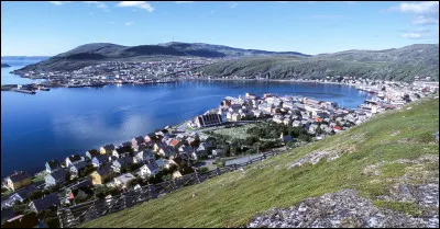 Toujours plus haut, notre bateau accoste à Hammerfest. Cette ville d'environ 12 000 habitants peut se vanter d'un record. Lequel ?