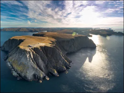 Nous atteignons désormais le point le plus au nord de notre itinéraire, la petite ville de Honningsvåg, au sud de l'île de Magerøya. Traversez cette île du sud au nord à travers la toundra et vous atteindrez le cap Nord. À quelle hauteur cette célèbre falaise culmine-t-elle ?