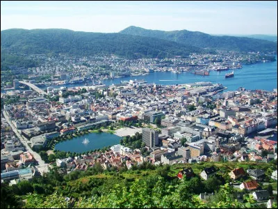 Après ces quelques bases, l'heure est venue d'embarquer. Quel port, deuxième ville de Norvège et ancienne cité hanséatique, est le point de départ sud de l'itinéraire ?