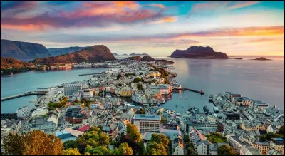 Après un peu plus de 200 kilomètres vers le nord, nous arrivons dans une ville totalement ravagée par un incendie en janvier 1904 et reconstruite ensuite en style art nouveau. Quelle est cette ville, considérée comme la plus belle de Norvège ?