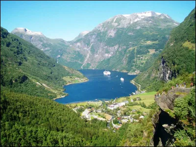 En été, le bateau pénètre ensuite dans le Geirangerfjord, l'un des fjords les plus étroits et les plus spectaculaires de Norvège. Géologiquement, qu'est-ce qu'un fjord ?
