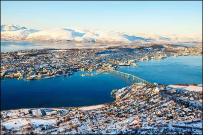 Poursuivons vers le nord et nous atteignons cette cité universitaire, huitième ville du pays, surnommée le "petit Paris du Nord" et renommée pour sa cathédrale arctique, en style ultra-moderne, qui ressemble à un iceberg. Où sommes-nous ?