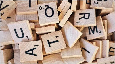 Synonyme de fat, prétentieux, il s'agit du mot ...