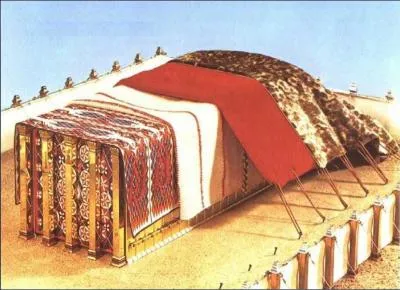 Combien de tapis ou couvertures couvraient la tente d'assignation ?