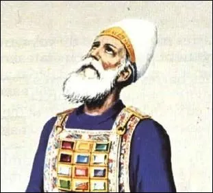 Qu'est-ce qui tait crit sur la tiare que portait le souverain sacrificateur ?