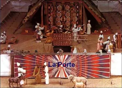 De quel ct se trouvait la porte du parvis ?