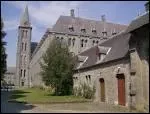 Quelles spcialits sont fabriques  l'abbaye des pres bndictins de Maredsous ?