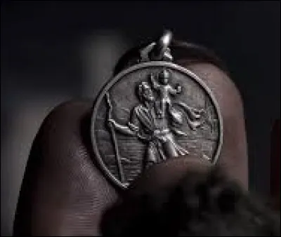 Si vous avez bien suivi l'histoire de la médaille de Saint-Christophe, vous pourrez me dire qui est le premier à l'offrir :