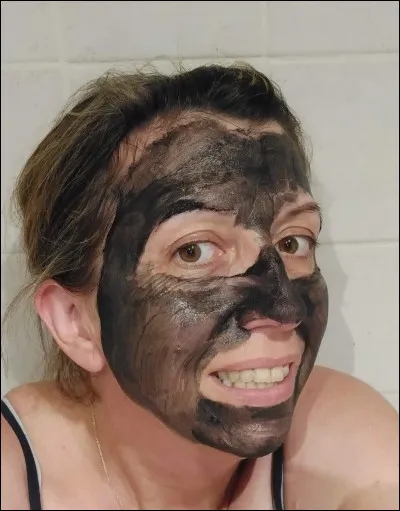 J'aime me maquiller mais qu'est-ce que je me suis mis sur le visage ?