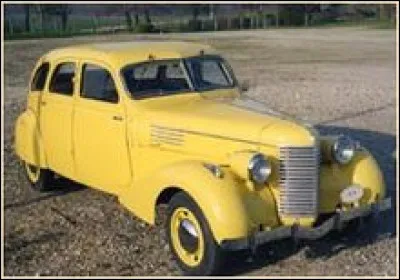 Revenons en France avec cette automobile nommée Dauphine. Son constructeur est plus connu pour avoir produit des véhicules lourds. Quel est son constructeur ?