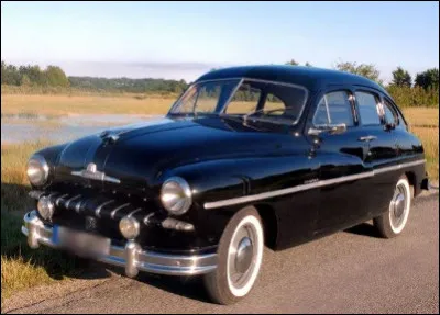 En France, nous avons eu des modèles nommés Vedette produits par différents constructeurs. Lequel de ces constructeurs a produit un modèle nommé Vedette ?