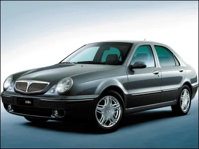 Ce constructeur italien représentait le haut de gamme du plus grand groupe automobile italien. Quel constructeur a produit la Lybra ?