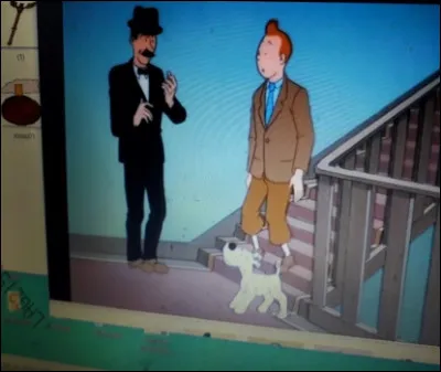 Un homme demande à Tintin de lui indiquer l'heure. Quelle heure est-il  ?