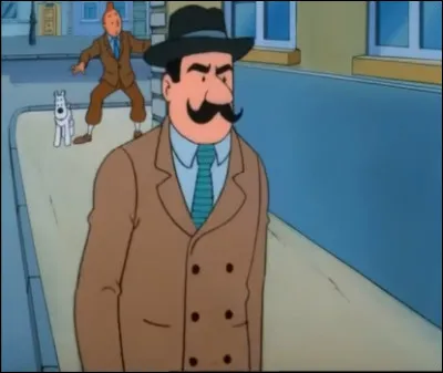 Tintin poursuit l'homme qui lui a demandé l'heure, mais il le perd de vue. Où est-il passé  ?