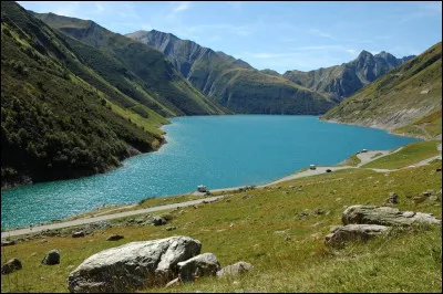 Grand comme "Grand'Maison" : sachant que le barrage de Grand'Maison a été construit entre le massif de Belledonne et des Grandes Rousses, dans quel département est-il situé ?