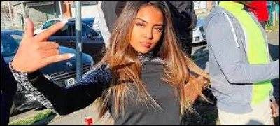 Avec qui a-t-elle fait un feat ?