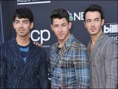 Durant combien d'années le groupe Jonas Brothers a-t-il été en pause ?