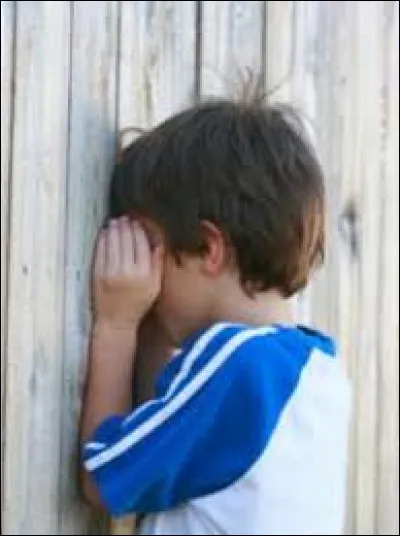 Quel jeu exige qu'à l'annonce d'un certain mot, les joueurs doivent se mettre en pause sans bouger pendant un certain temps ?