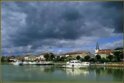 Je vous propose de faire une halte dans le port de plaisance de Lagarde, dans le Grand-Est. Village du parc naturel r&eacute;gional de Lorraine, travers&eacute; par la canal de la Marne au Rhin, il se situe dans le d&eacute;partement ...
