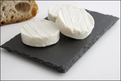 Fr comme "fromage" : quel est ce petit fromage au lait de chèvre, à pâte molle et croûte fleurie, réputé en Périgord ?