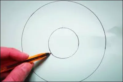 Ensuite vous _______ deux disques sur un morceau de carton qu'il faudra découper.