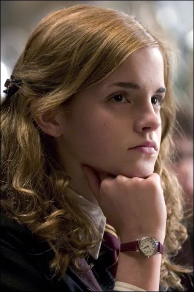 C'est l'heure du cours d'histoire de la magie. Dans le couloir, Hermione s'approche de toi. Elle a l'air de vouloir te parler...