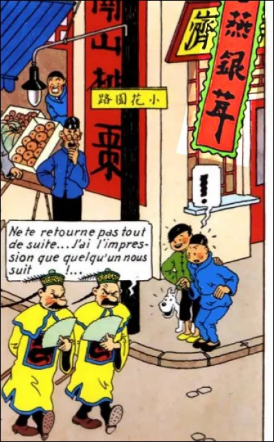 En plus des "Nids d'hirondelles", que propose l'enseigne verticale rouge (à droite en haut) ?