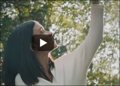 Complétez les paroles de la chanson "Encore et encore" : 
Puisque les fleurs n'arrêtent pas les balles 
Que les pétales recouvrent nos chemins 
Le passé coule sur mon visage 
Mon enfance a glissé entre…