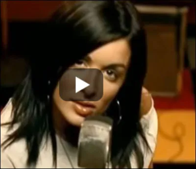 Complétez les paroles de la chanson "Des mots qui résonnent" : 
Que reste-t-il de notre histoire
Deux ombres qui se séparent
Sans même un regard
Des sanglots sur un répondeur
Des fleurs séchées dans un classeur
La nuit glacée qui dessine
Mes rêves à l'encre de Chine
Je ne suis là pour…