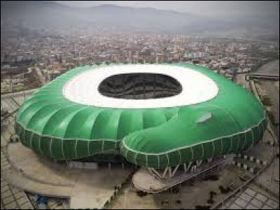 Le Timsah Arena, Bursa en Turquie - Ce stade a été construit de 2011 à 2015 pour une capacité de 45 000 places. Ce stade a été conçu pour l'équipe de Bursaspor (D2 Turque). Que veut dire Timsah en Turc, en vous aidant de l'image ?