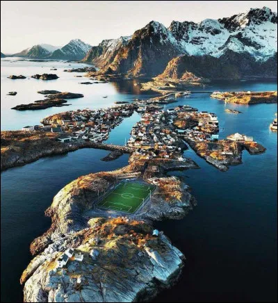Mon préféré ! Sans doute le plus beau : le Henningsvær Stadion - Ce petit village de pêcheur de 444 habitants possède l'un des plus beaux stade au monde. Il est situé sur les îles Lofoten. Dans quel pays pourra-t-on trouver les îles Lotofen et donc ce stade ?