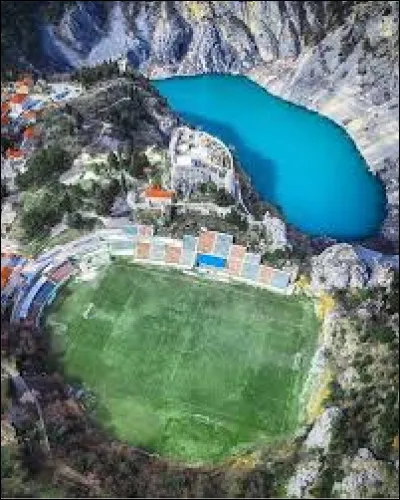 Direction la 4e division croate avec le NK Imotski - Ce stade est situé à 500 m de hauteur, entre des falaises. Derrière celles-ci se trouve un magnifique lac. Le décor rêvé ! Quelle grand chaîne a qualifié ce stade d'un des 10 plus beaux en 2017 ?