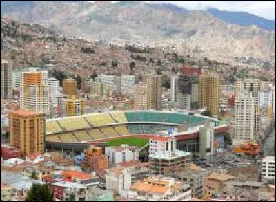L'Estadio Hernando Siles, La Paz, Bolivie - C'est le second stade le plus haut du monde. Tellement haut que lors d'un match opposant la Bolivie et l'Argentine comptant pour les éliminatoires de la coupe du monde 2014, Lionel Messi a fait un malaise et Angel Di Maria a terminé le match avec un masque à oxygène. 
À quelle altitude se trouve le stade ?
