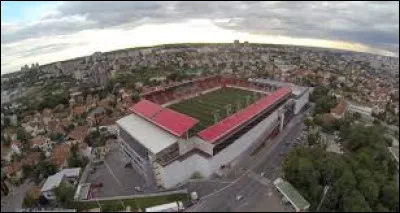 Continuons maintenant avec la Serbie, avec un stade étonnant, qui remplit les normes de l'UEFA (étrangement) et qui appartient au FK Vodovac Belgrade évoluant en première division serbe. Sur quoi est posé ce stade ?