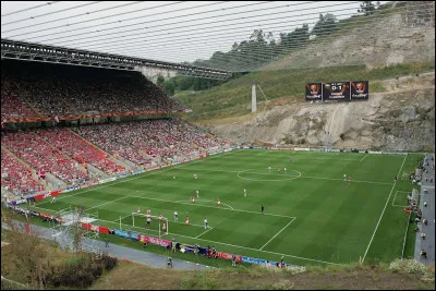 Plus connu ! L'Estadio Municipal de Braga au Portugal. Ses deux énormes tribunes peuvent accueillir 15000 personnes chacune et sont reliées par des cordes d'acier. Pour quel événement ce stade a-t-il été construit au pied de magnifiques falaises ?