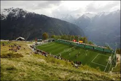 Poursuivons notre tour d'Europe avec les Alpes. L'Ottmar Hitzfeld Gspon Arena à Gspon en Suisse. Quelle est la particularité de ce stade ?