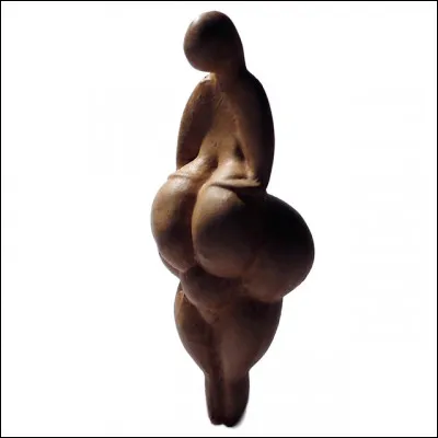 Voici la très célèbre "Vénus de Lespugue" (Haute-Garonne) appartenant à la culture dite du "... " et datée entre - 26 000 et - 24 000 ans. Quel est son matériau ?