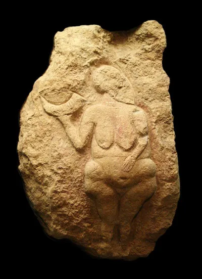 Cette "Vénus de Laussel" (environ - 25 000 ans) a la particularité, outre sa grande taille (54 x36 cm) de tenir dans sa main ...