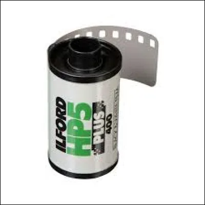 Depuis l'avènement du numérique, on vend beaucoup moins de _________ photographiques.